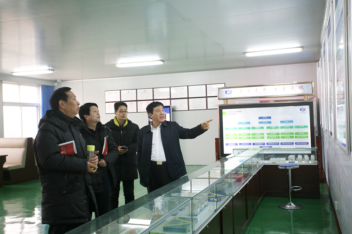 公司领导向亳州华佗中医院一行介绍公司产品